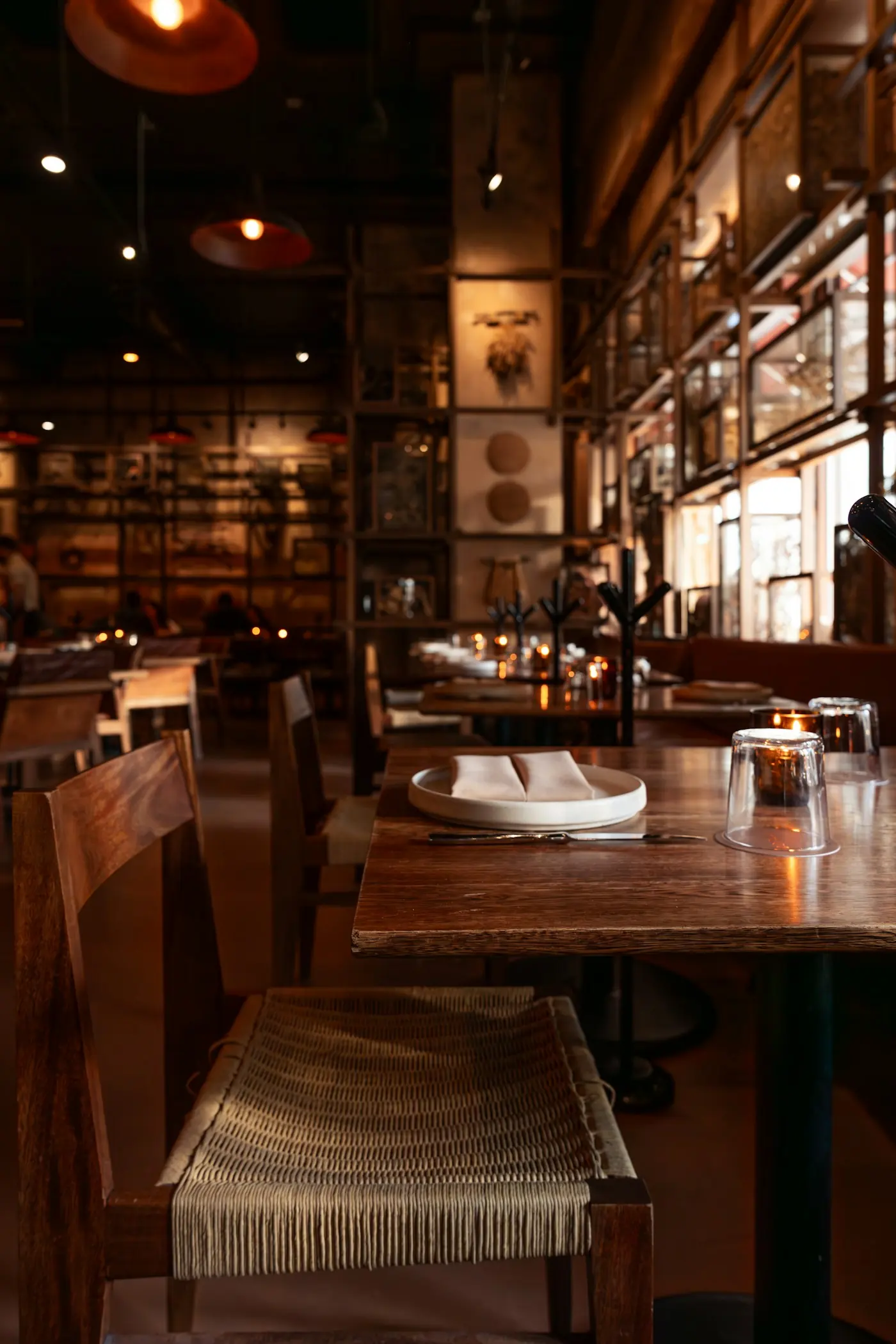 Ilustrativna fotografija: topla sala restorana sa drvenim stolovima