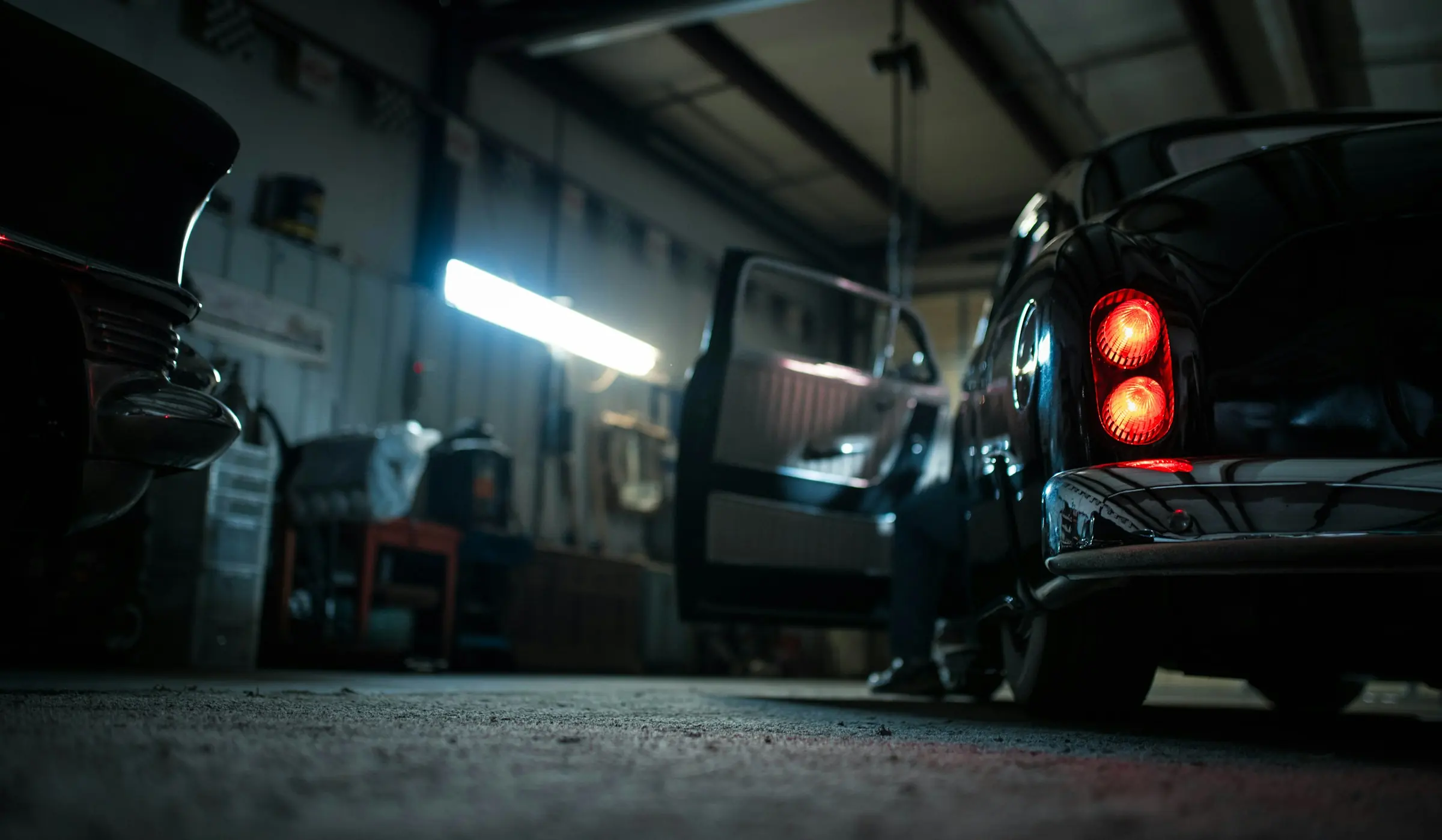 Ilustrativna fotografija: automobil u zamračenoj radionici