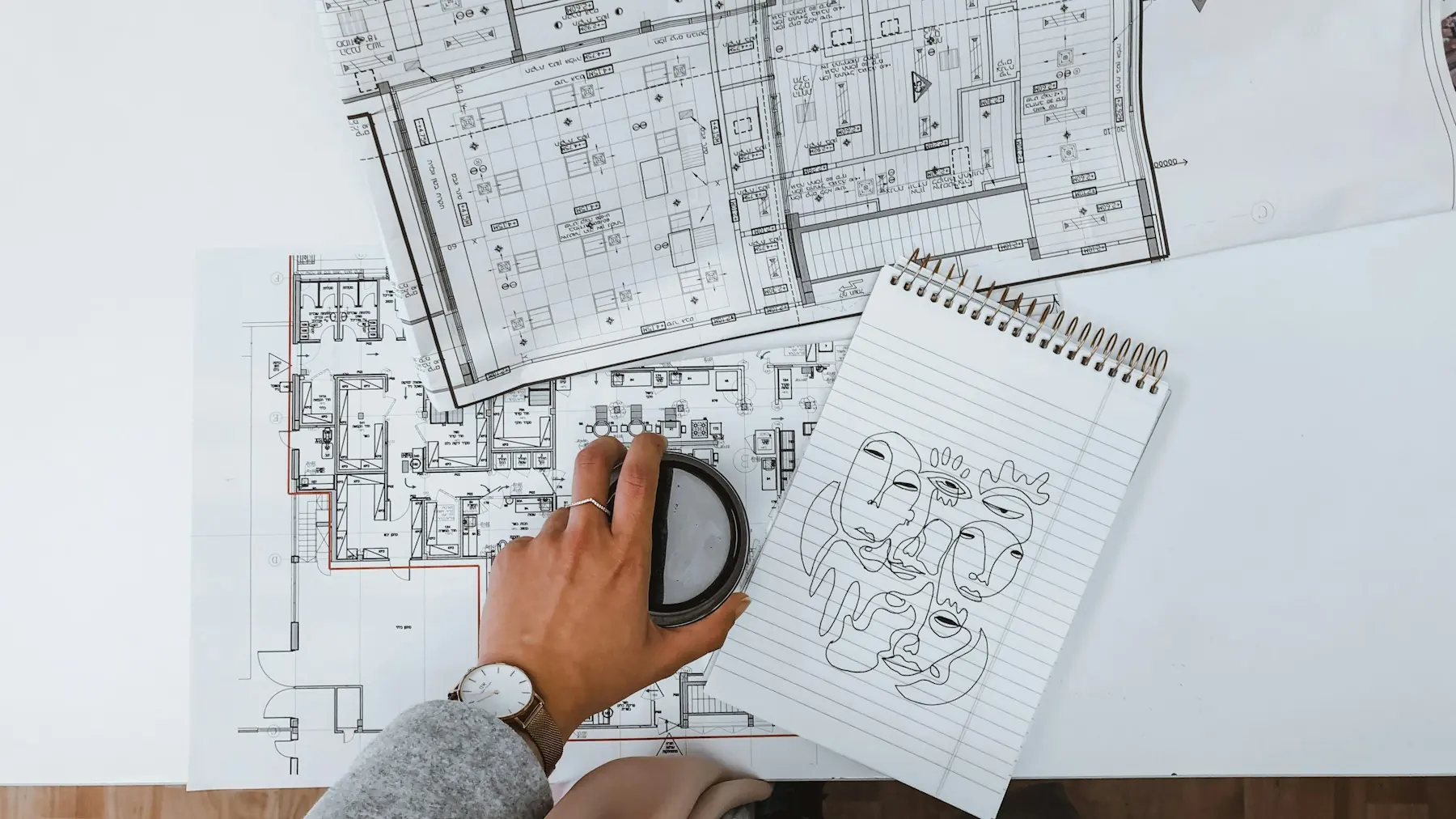 Ilustrativna fotografija: arhitektonski planovi na stolu