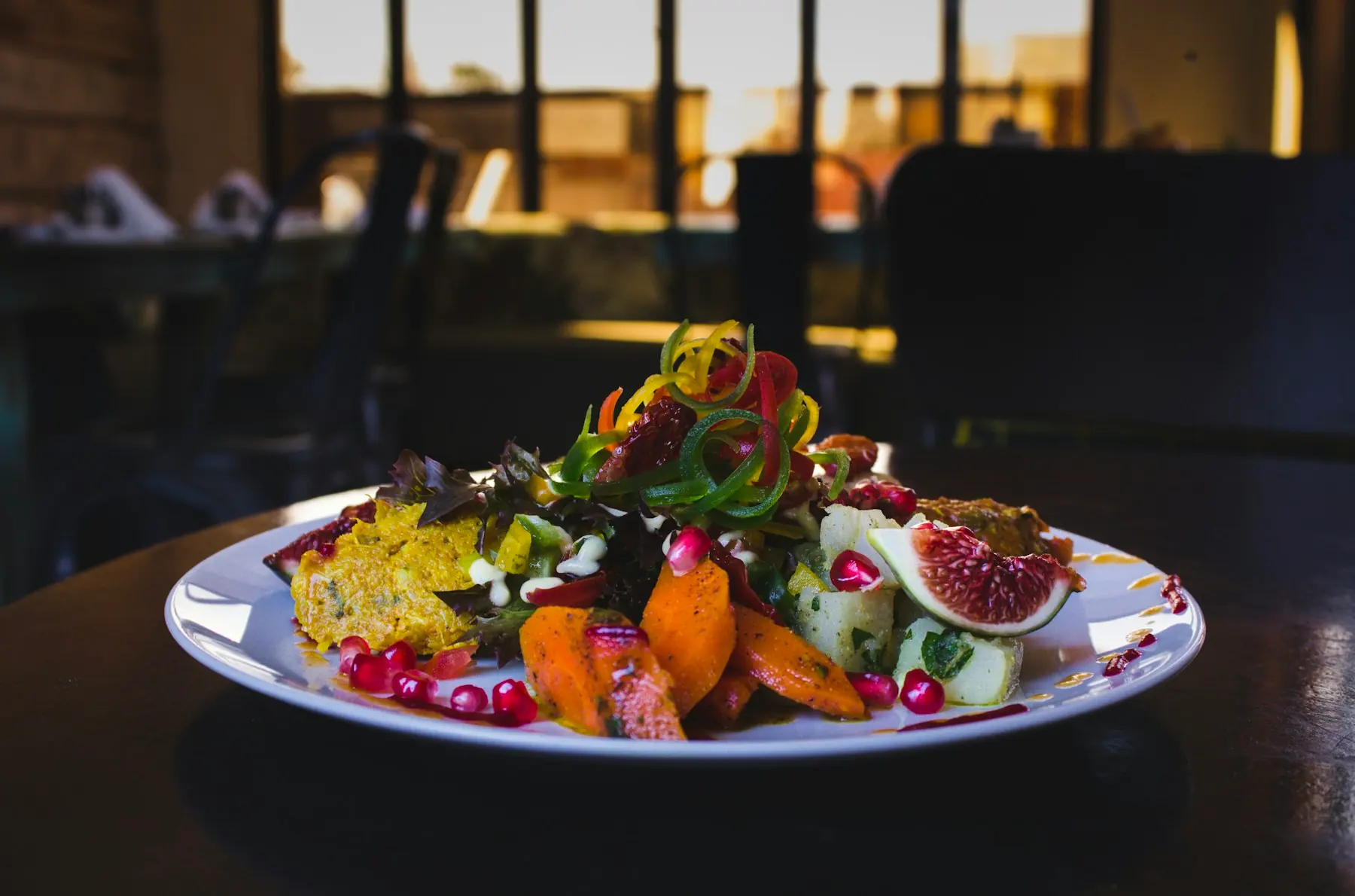 Ilustrativna fotografija: jesenja salata sa smokvama i narom